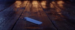 苹果广告iPhone 16硬核耐摔不用手机壳