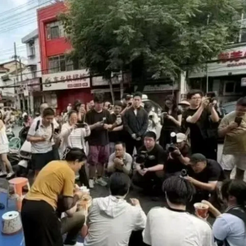 所有人都在配合表演，只有市场揭穿了小米的“皇帝新装”